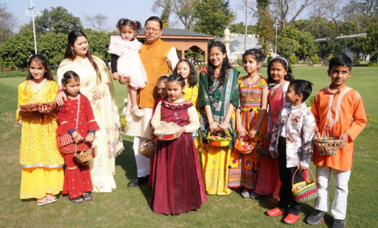 मुख्यमंत्री आवास में धूमधाम से मनाया गया लोकपर्व फूल देई मुख्यमंत्री आवास में धूमधाम से मनाया गया लोकपर्व फूल देई