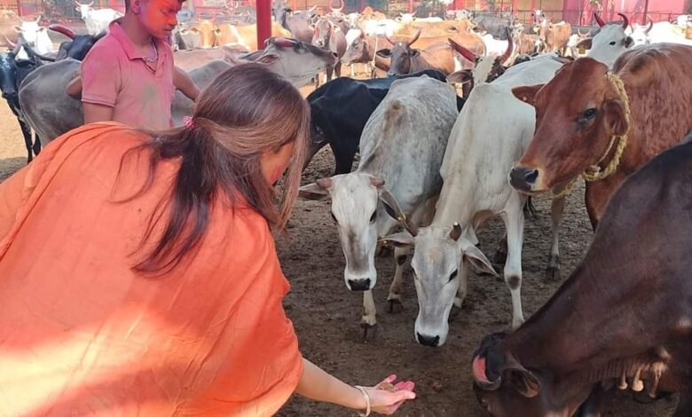 कैबिनेट मंत्री रेखा आर्या ने महादेव का पूजन और गौसेवा कर मनाई होली कैबिनेट मंत्री रेखा आर्या ने महादेव का पूजन और गौसेवा कर मनाई होली