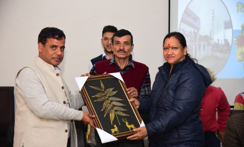 कर्मचारी संघ की नवनिर्वाचित कार्यकारिणी ने सूचना निदेशालय में ग्रहण की शपथ कर्मचारी संघ की नवनिर्वाचित कार्यकारिणी ने सूचना निदेशालय में ग्रहण की शपथ