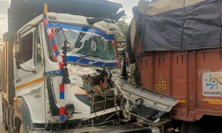 उत्तराखंड में दर्दनाक सड़क हादसा, डंपर की चपेट में आने से तीन लोगों की मौत उत्तराखंड में दर्दनाक सड़क हादसा, डंपर की चपेट में आने से तीन लोगों की मौत