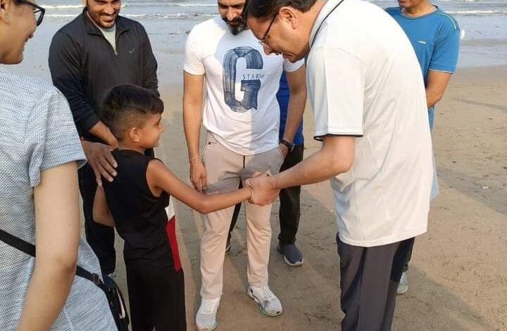 मुख्यमंत्री ने बच्चों के साथ खेला क्रिकेट मुख्यमंत्री ने बच्चों के साथ खेला क्रिकेट