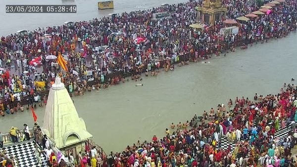 बुद्ध पूर्णिमा : हर की पैड़ी में आस्था की डुबकी बुद्ध पूर्णिमा : हर की पैड़ी में आस्था की डुबकी
