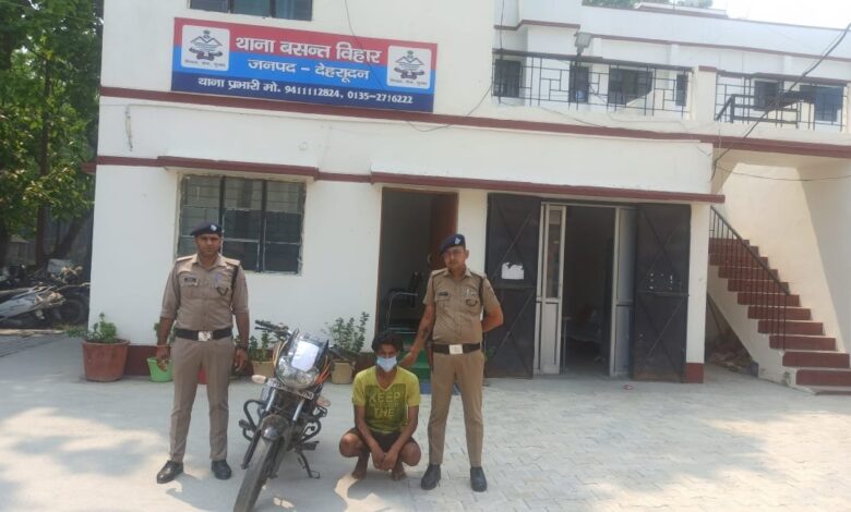 वाहन चोरी की घटना का खुलासा, शातिर वाहन चोर गिरफ्तार वाहन चोरी की घटना का खुलासा, शातिर वाहन चोर गिरफ्तार
