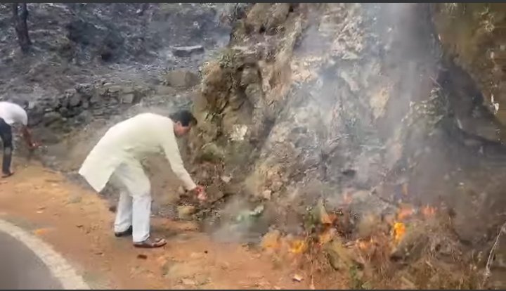 कैबिनेट मंत्री ने बुझाई सड़क किनारे लगी आग कैबिनेट मंत्री ने बुझाई सड़क किनारे लगी आग