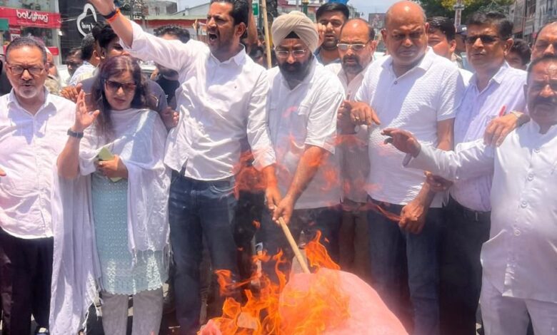 युवाओं के भविष्य से खिलवाड़ कर रहीं भाजपा सरकार युवाओं के भविष्य से खिलवाड़ कर रहीं भाजपा सरकार