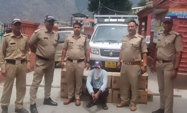 आचार संहिता में अवैध शराब को लगा रहा था पार, पुलिस ने कर लिया गिरफ्तार आचार संहिता में अवैध शराब को लगा रहा था पार, पुलिस ने कर लिया गिरफ्तार