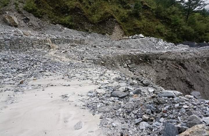 बद्रीनाथ राष्ट्रीय राजमार्ग मलबा आने के कारण अवरुद्ध