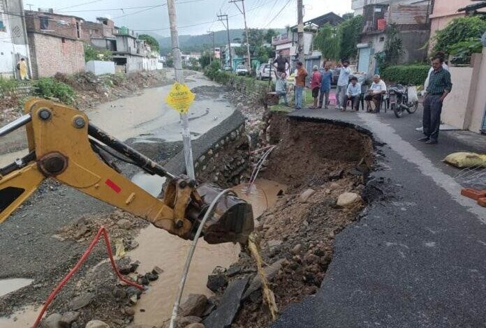 भारी बारिश के कारण नदी—नालोें में आया उफान, जनजीवन प्रभावित