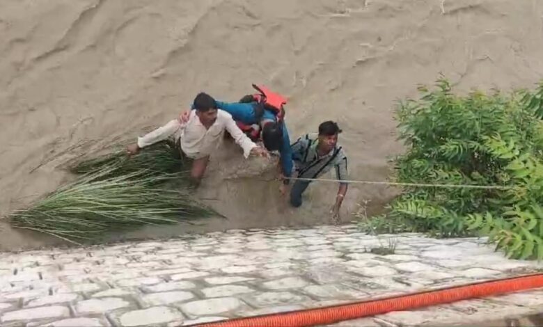 डूब रहे कावंडिये को बचाकर दून पुलिस फिर बनी रक्षक