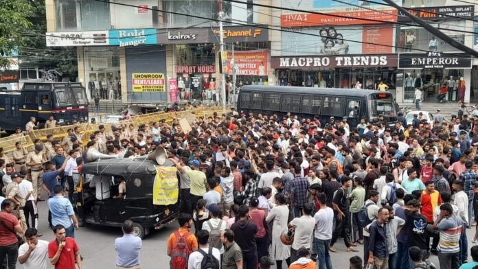 विभिन्न मांगों को लेकर बेरोजगार संघ का मुख्यमंत्री आवास कूच विभिन्न मांगों को लेकर बेरोजगार संघ का मुख्यमंत्री आवास कूच