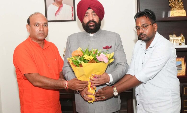 राज्य सफाई कर्मचारी आयोग के सदस्य ने की राज्यपाल से मुलाकात राज्य सफाई कर्मचारी आयोग के सदस्य ने की राज्यपाल से मुलाकात