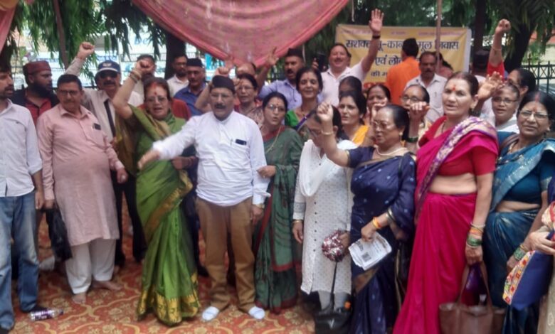 उत्तराखण्ड राज्य आंदोलनकारी मंच का दून मे धरना उत्तराखण्ड राज्य आंदोलनकारी मंच का दून मे धरना
