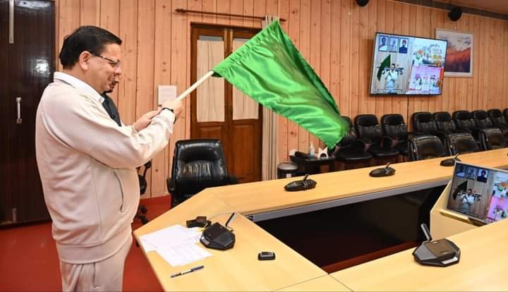 सीएम धामी ने लालकुआं-बांद्रा सुपरफास्ट ट्रेन को हरी झंडी दिखा किया रवाना सीएम धामी ने लालकुआं-बांद्रा सुपरफास्ट ट्रेन को हरी झंडी दिखा किया रवाना