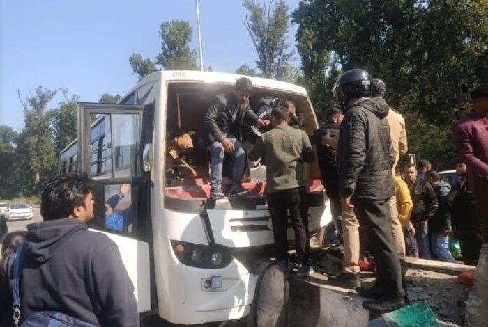बारात की बस डिवाइडर से टकरायी, 12 घायल