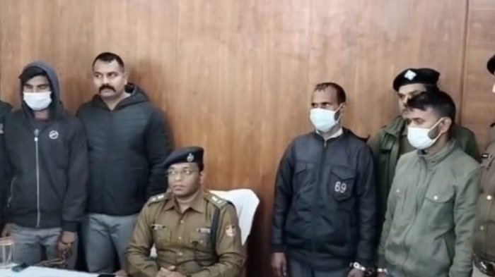 पहाड़ों में नशा तस्करी कर रहे तीन लोेगों को पुलिस ने किया गिरफ्तार पहाड़ों में नशा तस्करी कर रहे तीन लोेगों को पुलिस ने किया गिरफ्तार