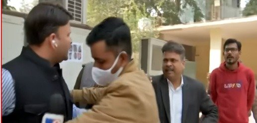 यूके से लेकर यूपी तक धक्के की सरकार
