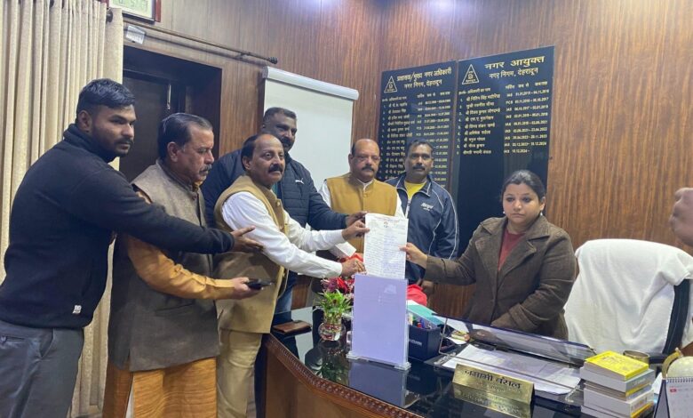 कांग्रेस पार्टी ने सौपा नगर आयुक्त को ज्ञापन कांग्रेस पार्टी ने सौपा नगर आयुक्त को ज्ञापन