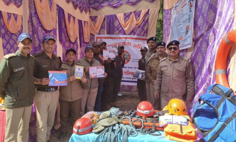सिलगढ़ महोत्सव में आये लोगों को पुलिस ने किया जागरुक