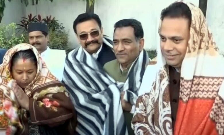 कंबल ओढ़कर ठिठुरते हुए विधानसभा पहुंचे कांग्रेसी विधायक कंबल ओढ़कर ठिठुरते हुए विधानसभा पहुंचे कांग्रेसी विधायक