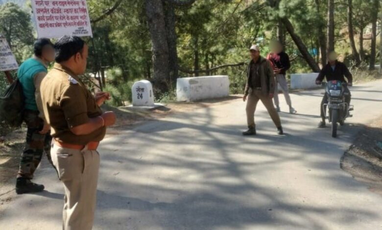 यातायात के नियमों का उल्लघंन करने वालों पर पुलिस की सख्ती यातायात के नियमों का उल्लघंन करने वालों पर पुलिस की सख्ती